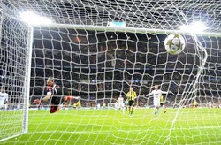 Dortmund lebih dulu unggul lewat tendangan melengkung Marco Reus. REUTERS/Felix Ordonez.