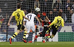 Madrid kemudian tertinggal lagi di penghujung babak pertama. Gol bunuh diri Alvaro Arbeloa membuat skor menjadi 1-2. REUTERS/Juan Medina.