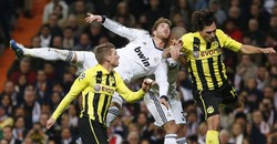 Berusaha menghalau serangan Dortmund, Sergio Ramos dan Pepe sampai saling beradu tandukan. REUTERS/Juan Medina