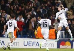 Gol yang ditunggu publik Bernabeu akhirnya hadir di menit-menit akhir. Oezil jadi penyelamat lewat tendangan bebas cantiknya. REUTERS/Sergio Perez.