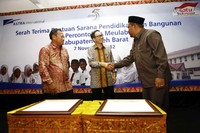 Presiden Direktur PT Astra International Tbk Prijono Sugiarto (tengah) menyerahkan bantuan berupa gedung dan fasilitas pendidikan SDN Percontohan Meulaboh kepada Bupati Aceh Barat Teuku Alaidinsyah (kanan). (Dok Astra).
