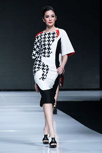 Lie Sang Bong Indonesia Today, The World Tomorrow. Jakarta Fashion Week 2013 at Plaza Senayan. Jakarta. [Foto: Mohammad Abduh/Wolipop]