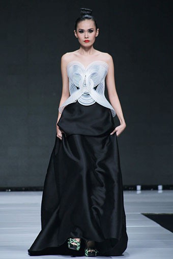 Lie Sang Bong Indonesia Today, The World Tomorrow. Jakarta Fashion Week 2013 at Plaza Senayan. Jakarta. [Foto: Mohammad Abduh/Wolipop]