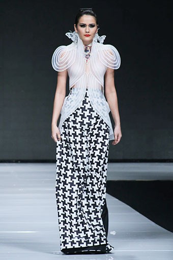 Lie Sang Bong Indonesia Today, The World Tomorrow. Jakarta Fashion Week 2013 at Plaza Senayan. Jakarta. [Foto: Mohammad Abduh/Wolipop]