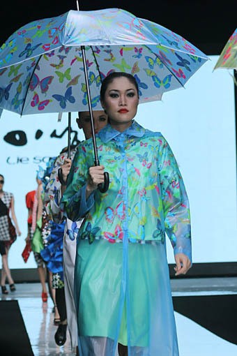 Lie Sang Bong Indonesia Today, The World Tomorrow. Jakarta Fashion Week 2013 at Plaza Senayan. Jakarta. [Foto: Mohammad Abduh/Wolipop]