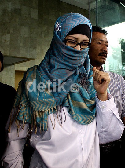 Tiba di Pengadilan Tipikor, Neneng Tutupi Wajahnya dengan Jilbab Pink