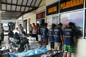 Buruh & Satpam Pabrik Ditangkap karena Gelapkan 65 Bal Kapas Impor