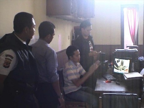 Aksi 2 Call Center Palsu di ATM Garut Terekam CCTV