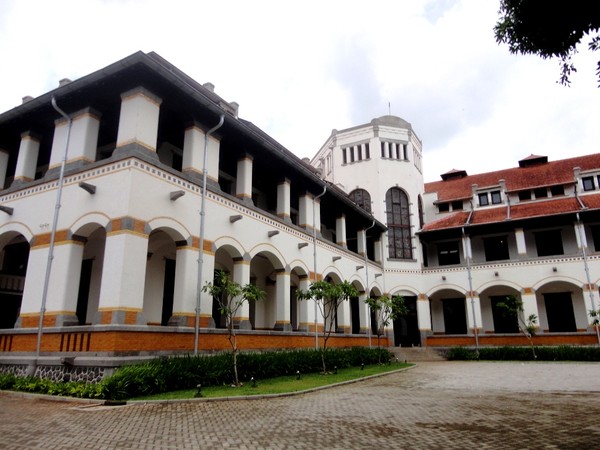 Kepingan Eksotis Masa Lalu di Kota Lama Semarang