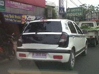 Jika melihat lekuk-lekuk tubuh belakangnya, mobil ini mirip dengan Toyota Etios. Ya hatchback yang berasal dari India. (Foto: Hanuk Purwanto)