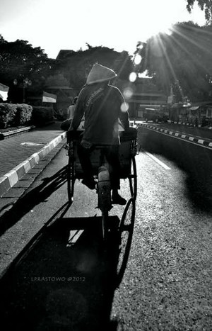 Mengayuh Becak Dengan Menantang Matahari