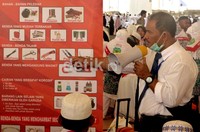 Seorang petugas Garuda Indonesia mensosialisasikan ulang peraturan tentang barang-barang yang tidak diperkenankan masuk kabin pesawat. Peraturan ini telah disosialisasikan sejak sesi manasik hingga di maktab jamaah di Makkah.