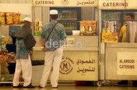 Atau sekedar mengisi perut di kedai-kedai sederhana. Fasilitas di terminal barat King Abdulazis Airport yang dipakai Garuda Indonesia untuk memulangkan jamaah haji, tergolong minim.