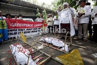 Aksi ini diisi dengan tetarikal melakukan salat jenazah bagi Greenpeace.