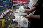 Dianggap Tertutup, Greenpeace Didemo Warga