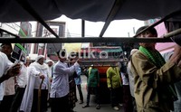 Dalam aksi damainya, mereka membawa 2 keranda sebagai simbol matinya organisasi Greenpeace. Juga poster dan spanduk besar yang mengecam kehadiran Greenpeace di Indonesia.