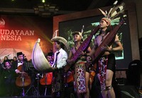Kolaborasi musik tradisional Sasansdo Angklung dan Sampeg Kalimantan juga hibur peserta kongres. Gus Mun/detikcom.
