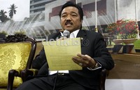 Idris Laena membacakan pernyataan sikapnya di depan wartawan dan memberikan klariifikasi atas tuduhan Dahlan Iskan. Ramses/detikcom.