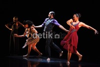 Pentas yang dilakukan 4 penari ini menjadi sebuah cara untuk menikmati keindahan tari, diiringi oleh getar musik pilihan yang menyelimuti gerak sang penari.