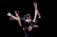 Momen spesial ini menggambarkan serta mewakilkan perpaduan dari karya, gaya dan gambaran tari Teresa Nieto & Co.