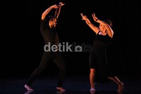 Pertunjukkan ini merangkul penonton melalui gerakan tarian dan pilihan musik yang beragam serta menarik untuk dinikmaati.