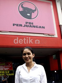 Rieke menghadiri rapat penetapan cagub Jabar di Kantor DPP PDIP, Jl Raya Lenteng Agung, Jakarta Selatan. Dalam rapat tersebut PDIP resmi mengusung Rieke Dyah Pitaloka-Teten Masduki. Ramses/detikcom.