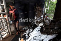 Tumpukan sampah ini mengurangi kenyamanan pejalan kaki yang melintas.