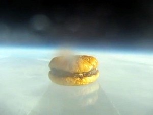 Mahasiswa Harvard Terbangkan Hamburger ke Luar Angkasa