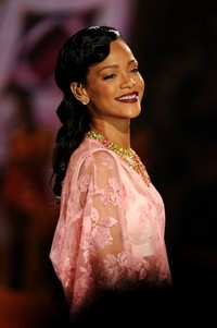 Gigi Rihanna ternoda dengan lipstick yang dipakainya. Jamie McCarthy/Getty Images.