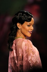Senyuman Rihanna. Jamie McCarthy/Getty Images.
