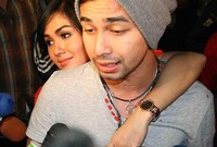 Yuni memeluk Raffi dari belakang. (dok. detikHOT)