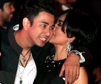 Bisikan mesra Yuni pada Raffi. (dok. detikHOT)