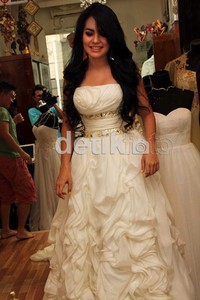 Ia mengaku gaun pengantin tersebut hanya untuk koleksi pribadinya saja.