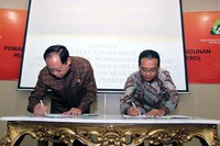 Menteri Perumahan Rakyat Djan Faridz (kiri) dan Direktur Utama PLN Nur Pamudji (kanan) menandatangani kerjasama pembangunan Rumah Susun Umum Milik bagi karyawan PT PLN (Persero) dan masyarakat umum di kawasan perkotaan. (Agus Trimukti/Humas PLN).