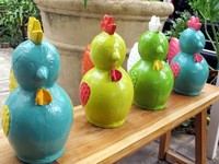 Haloniko! punya aneka detail ruangan yang unik. Ada celengan ayam warna warni, teko yang digantung, juga lampu-lampu unik dan klasik. (Flora Febrianindya/detikFood)