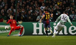 Barcelona lebih dulu tertinggal dua gol setelah gawang Victor Valdes dijebol Victor Wanyama di menit 21 dan Tony Watt pada menit 83. REUTERS/David Moir.