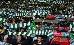 Fans Celtic memberikan dukungan penuh untuk timnya. REUTERS/Russell Cheyne.
