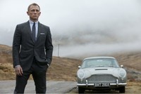 James Bond dan mobil Aston Martin DB5 lamanya. (Columbia Pictures)