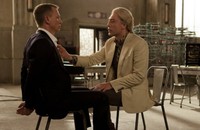 Silva menahan Bond di sebuah ruangan dan mengikat tangannya. (Columbia Pictures)