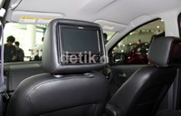 Pada Exora Bold H-Line tersedia layar televisi di bagian tengah atas, sedangkan pada versi teratasnya yakni Exora Prime tersedia di head rest. Tak luput fitur MP3, bluetooth.
