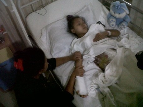 Kisah Menyedihkan Yuni yang Buang Air Melalui Perut Selama 7 Tahun