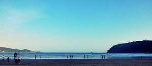 Menikmati Refleksi Alam di Hamparan Pasir Pantai Teleng Ria