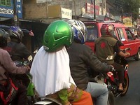 Pemasangan helmnya terbalik tentu membahayakan pengendara motor itu sendiri. (Foto Diva Shafira).