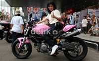 Ibu asli Manado yang lahir di Jakarta tersebut memilih motor Ducati Monster 696 ketimbang motor skutik seperti kaum ibu kebanyakan.