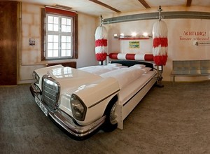 Di Hotel Ini, Mercedez-Benz Klasik nan Mewah Jadi Ranjang!