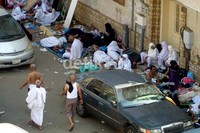 Statusnya yang tidak resmi, membuat jamaah haji non-kuota ini kesulitan memperoleh akomodasi. Maka tinggal di emperan toko-toko dan trotoar di Makkah seperti ini menjadi pemandangan lazim.