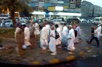 Sengaja memilih lokasi basecamp yang terdekat dengan Mina dan Masjidil Haram, agar cukup berjalan kaki ke lokasi.