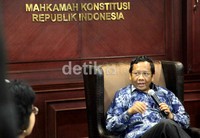 Mahfud MD memberi pandangan soal pembangunan anak-anak Indonesia saat bertemu dengan KPAI di kantor MK, Jakarta, Jumat (9/11).