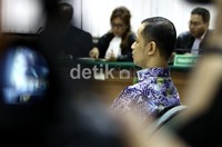 Dhana mendengarkan vonis yang dibacakan majelis hakim. Ramses/detikcom.