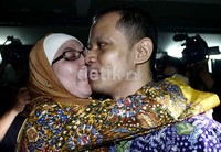 Istri Dhana menangis sambil memeluk suaminya. Ramses/detikcom.